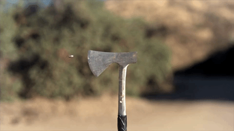 Viên đạn có thể bị cắt như bánh khi lao vào lưỡi rìu nhọn