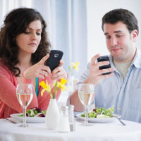 Smartphone khiến chúng ta mất hứng ăn?
