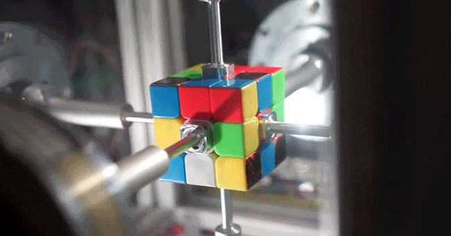 Robot giải khối rubik trong 0,38 giây, phá kỷ lục của con người