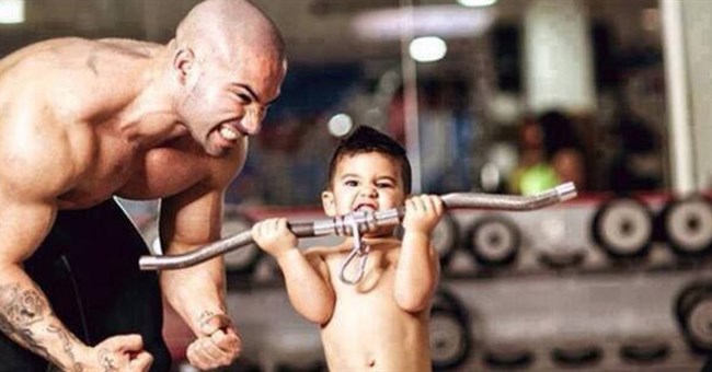 Khoa học mới chứng minh: Con mà giống cha là nhà có "phúc" rất lớn