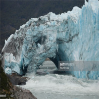Cầu băng lớn đổ sập trên sông ở Argentina