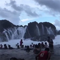 Video: Hiện tượng thác nước hiếm gặp ở ven biển Philippines