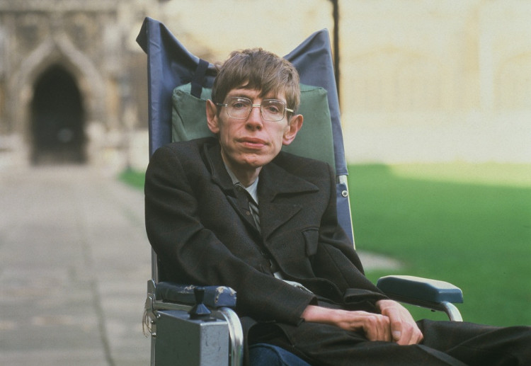 Căn bệnh giết chết Stephen Hawking đáng sợ như thế nào?