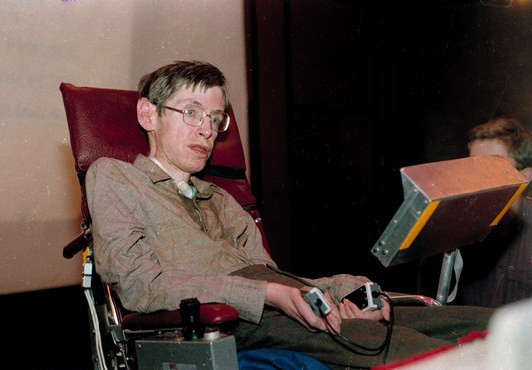 Mất khả năng nói từ năm 1985, Stephen Hawking đã làm cách nào để nói chuyện với thế giới?