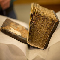 Hé lộ bí mật ẩn giấu trong cuốn sách 1.400 tuổi khi đem chụp X-quang