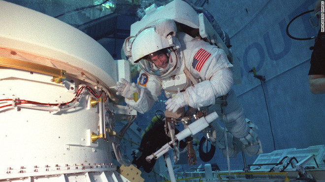 Chịu nhiều nguy hiểm, vậy một phi hành gia của NASA kiếm được bao nhiêu tiền?