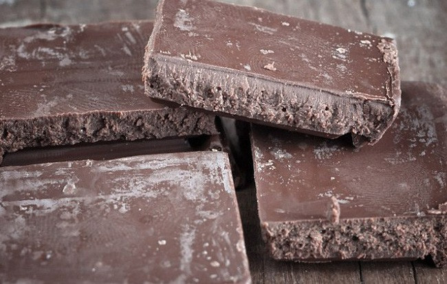 Phát hiện mảng trắng trên bề mặt chocolate, bạn ăn tiếp hay vứt bỏ chúng?