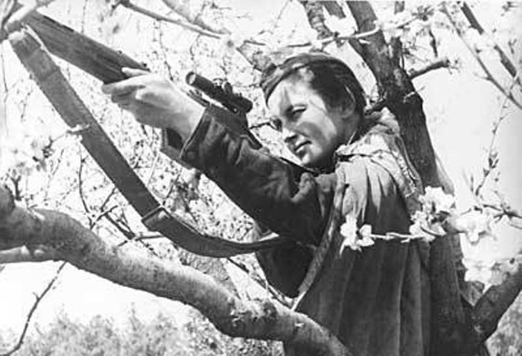 Nữ xạ thủ chết chóc nhất thế giới khiến quân Hitler sợ khiếp vía