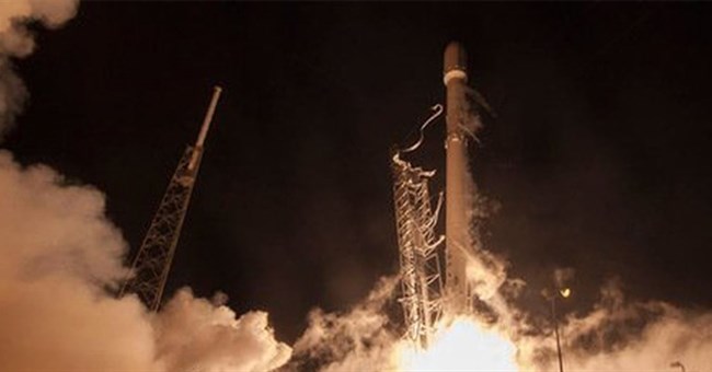 Tên lửa Falcon 9 của SpaceX làm thủng tầng ly điện của Trái Đất