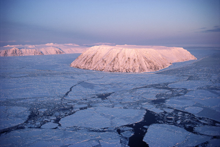 Vào mùa đông thời tiết lạnh giá, người dân từ đảo nọ có thể đi sang đảo kia nhờ một cây cầu bằng băng. 