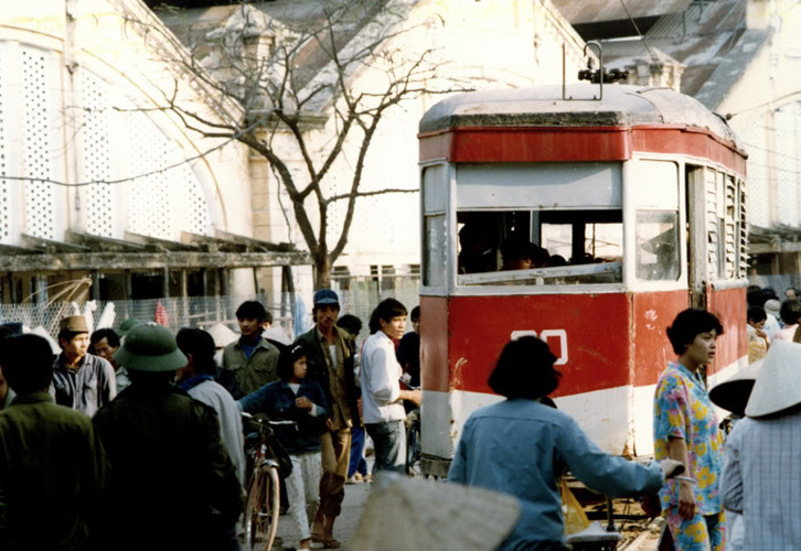 Tàu điện chạy qua chợ Đồng Xuân, thập niên 1980.