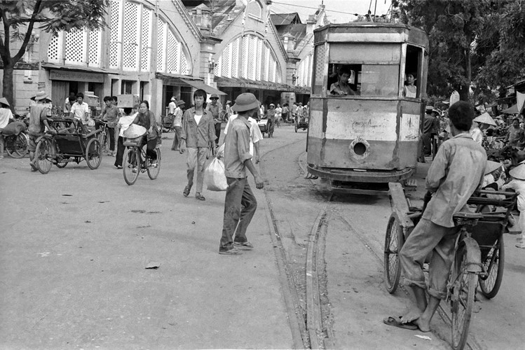 Một hình ảnh đầy hoài niệm về chợ Đồng Xuân năm 1989.