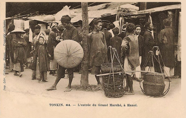 Mặt trước chợ Đồng Xuân, khoảng năm 1889-1890.