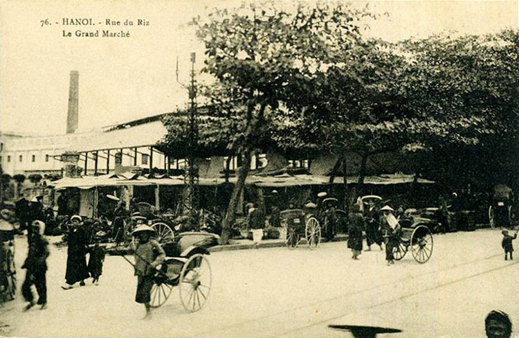 Đường xe điện chạy qua mặt trước chợ, nhìn từ đầu phố Hàng Khoai.