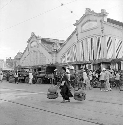 Những chiếc xe quân sự đỗ phía trước chợ Đồng Xuân, đầu thập niên 1950.