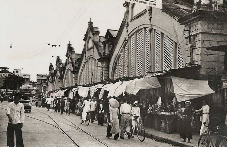 Toàn cảnh mặt trước chợ Đồng Xuân thập niên 1950.