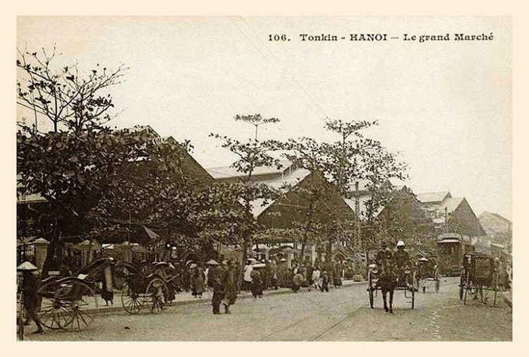Chợ Đồng Xuân khi đang được xây dựng, khoảng năm 1889-1890. 