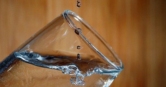 Hóa ra thứ chúng ta uống hàng ngày lại là chất lỏng kì quặc nhất vũ trụ