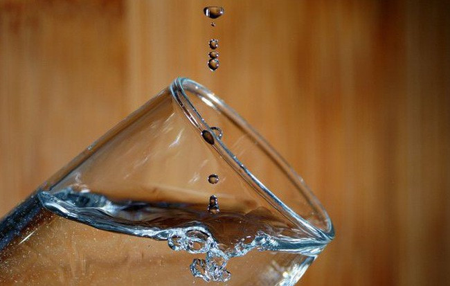 Hóa ra thứ chúng ta uống hàng ngày lại là chất lỏng kì quặc nhất vũ trụ