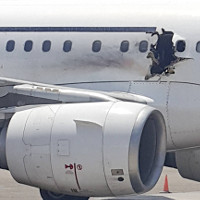 Tại sao hành khách bị hút ra ngoài khi máy bay bị thủng?