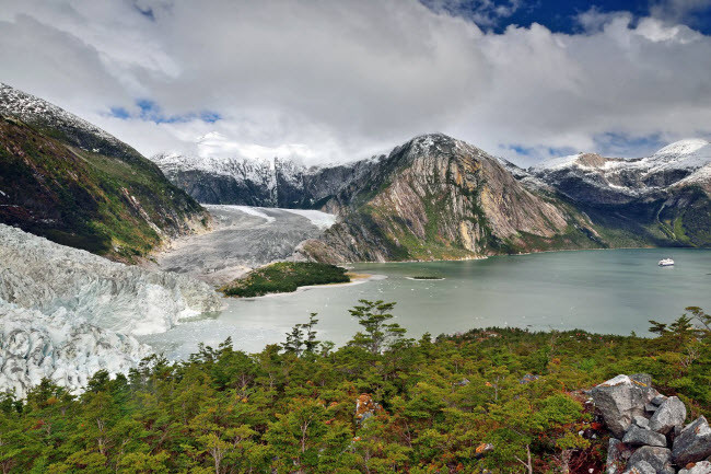 Bức ảnh được nhiếp ảnh gia Saul Santos chụp tại dòng sông băng Pia trên dãy Darwin ở Patagonia, Nam Mỹ. 