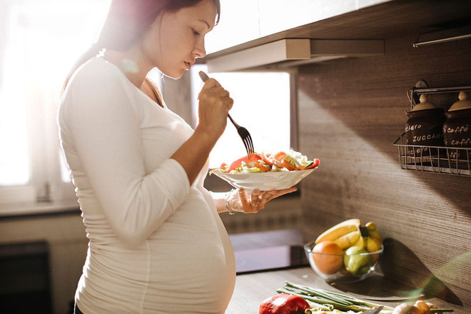 Lý giải khoa học đằng sau sở thích thèm ăn kỳ quặc của bà bầu