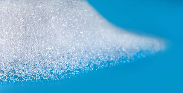 Xà phòng đủ màu xanh đỏ tím vàng, tại sao bọt chỉ có màu trắng nhỉ?
