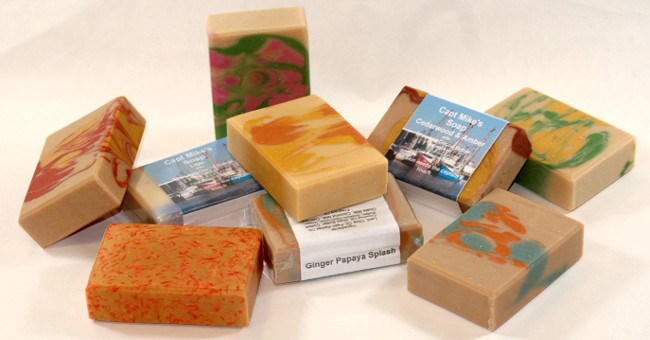 Xà phòng đủ màu xanh đỏ tím vàng, tại sao bọt chỉ có màu trắng nhỉ?