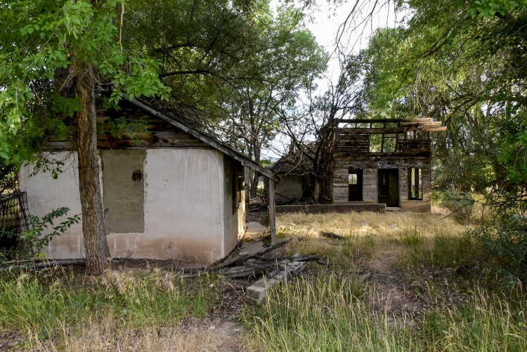 Ngôi nhà gỗ bị bỏ hoang trong khuôn viên Trang trại Skinwalker.