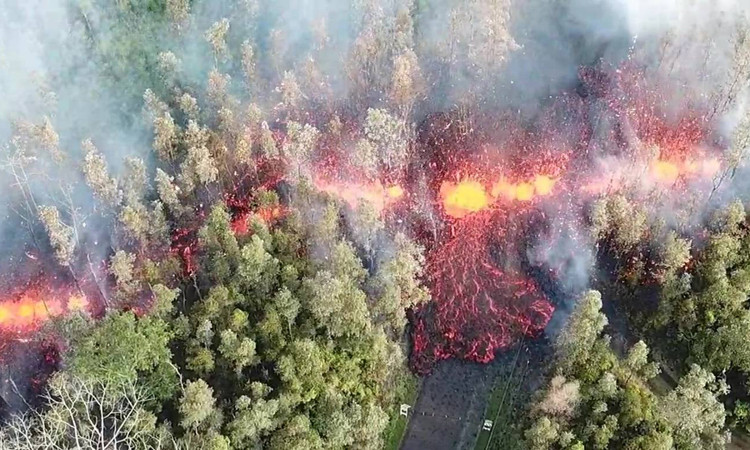 Khói và dung nham đỏ rực phun trào từ miệng núi lửa Hawaii
