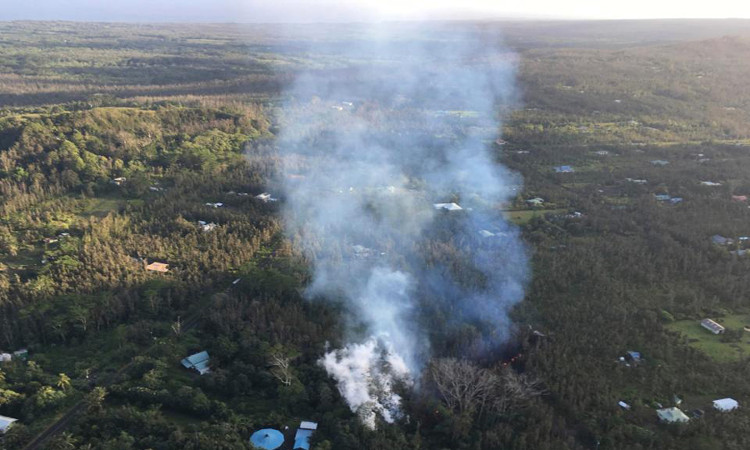 Khói và dung nham đỏ rực phun trào từ miệng núi lửa Hawaii