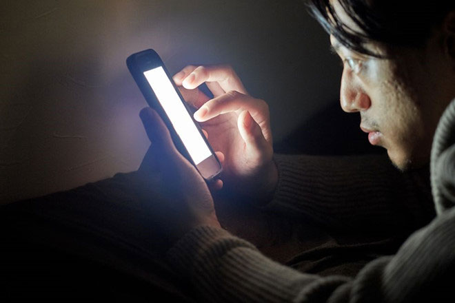 Ánh sáng xanh trên smartphone làm tăng nguy cơ ung thư