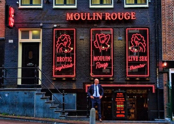 Moulin Rouge là một trong những nhà chứa ở “phố đèn đỏ” nổi tiếng nhất thế giới