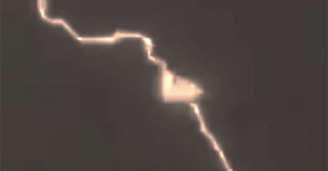 Sốc khi thấy UFO người ngoài hành tinh hút năng lượng từ tia chớp?