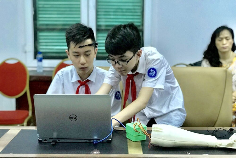 Màn điều khiển cánh tay bằng suy nghĩ của 2 học sinh lớp 8