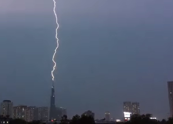 Tia sét từ trên trời “giáng” xuống tòa nhà cao nhất của Việt Nam.