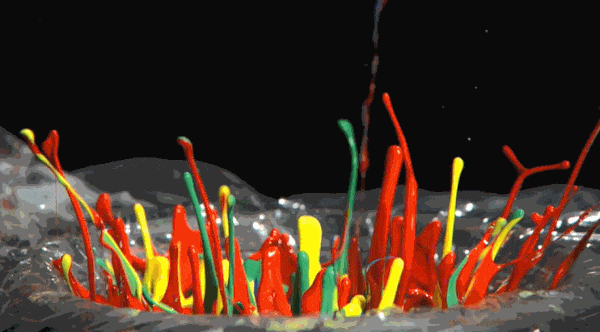 Giọt sơn nảy lên tạo thành một màn nhảy múa cực kỳ đã mắt.