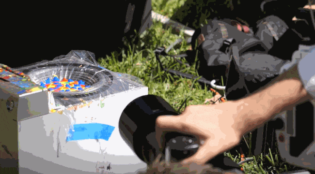 Thử nghiệm sử dụng lực nảy từ mặt loa để xem những giọt sơn “nhảy múa” thế nào.