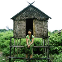 Bộ lạc nơi bố mẹ xây chòi cho con gái "quan hệ" với bao nhiêu người tùy ý