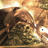 Bí ẩn hầm mộ nhà thờ 2.500 bộ hài cốt