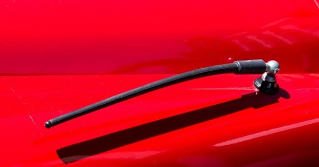 Tại sao phải cắm tai nghe mới nghe được đài FM trên điện thoại?