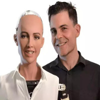 Cha đẻ robot Sophia: con người sẽ kết hôn với người máy năm 2045