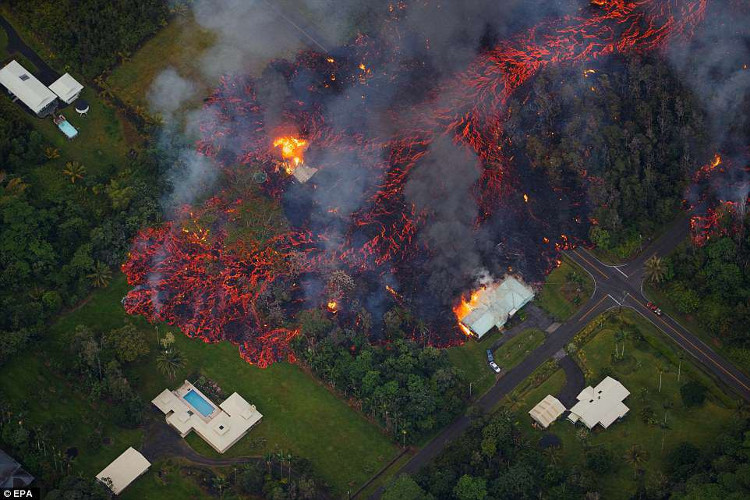 Núi lửa phun trào ở Hawaii, dung nham có thể được nhìn thấy từ ngoài vũ trụ