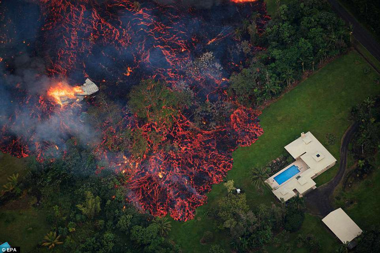 Núi lửa phun trào ở Hawaii, dung nham có thể được nhìn thấy từ ngoài vũ trụ