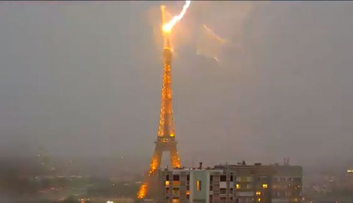 Hình ảnh tháp Eiffel bị sét đánh trúng trong trận bão.