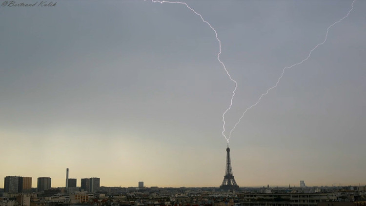 Hình ảnh sét đánh trúng tháp Eiffel do người dân địa phương ghi lại.