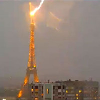 Video cảnh tượng hiếm thấy sét đánh trúng tháp Eiffel