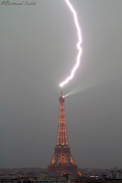 Hình ảnh sét đánh trúng tháp Eiffel