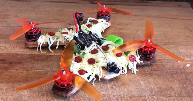 Drone làm từ pizza bay lượn trên bầu trời không khác gì máy bay thực thụ
