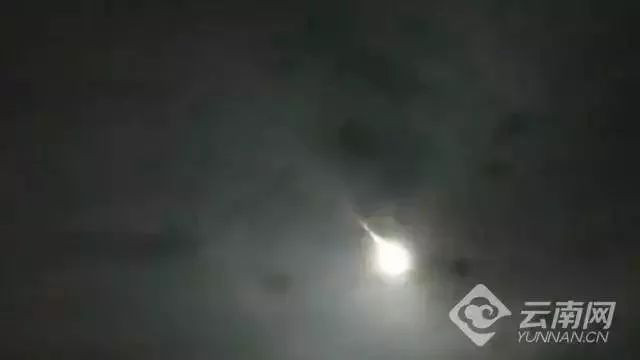 Quả cầu lửa rơi xuống Trung Quốc